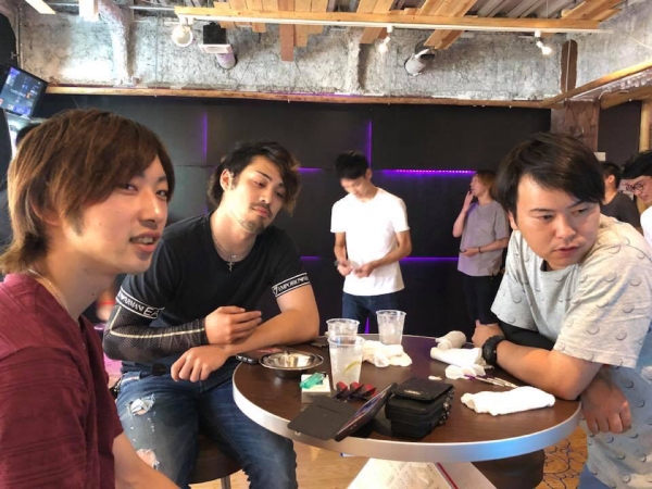 背後で僕は寝てます