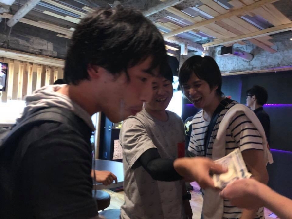 テキーラ代出すシーン